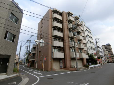 野方サニーハイツ外観共用部3｜道路幅があるためゆったり、建物はとした印象を受けます。