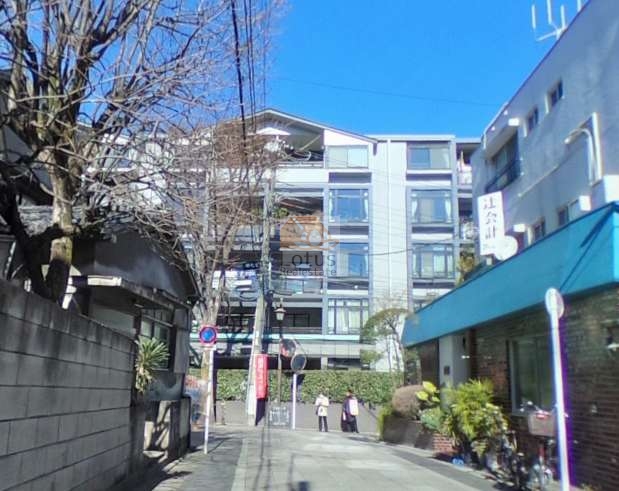 イトーピア目白の外観は、鬼子母神表参道の並木の中にしっとりと溶け込むように建つ姿が、街並みとの調和を感じさせます。目の前には「雑司ヶ谷鬼子母神堂」があり、四季の風景とともに暮らしが進行しています。
