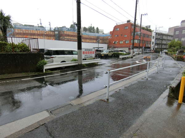 高田馬場住宅外観共用部追加6｜道路を経だってもう一か所、駐車スペースが設定されています。