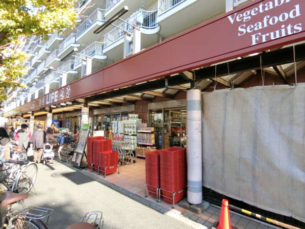 南台ヒルズアプローチ6｜１階部分にはライフが出店しており賑わっています。人はかなり多くいました。
