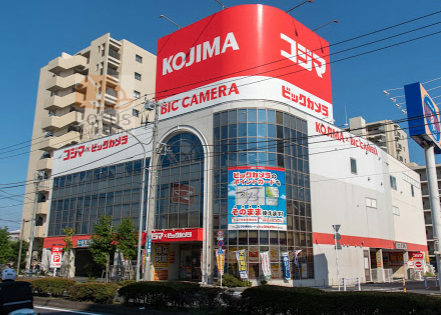 コジマ×ビックカメラ新小岩店｜蔵前橋通りの「コジマ×ビックカメラ 新小岩店」の角を曲がります。