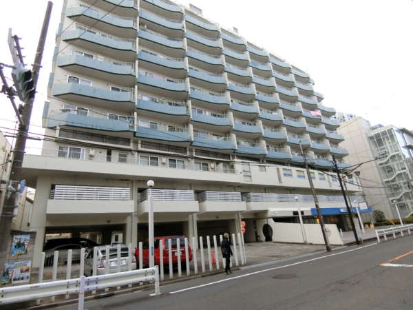 マンション中野ソレイユ外観共用部1｜店舗ではない１階部分は駐車場となっています。南西向きで、通りに開けたロケーションとなっていて、割と陽当たりは良好です。
