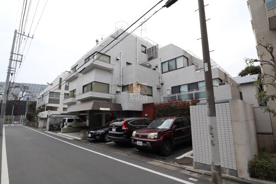 サンビューハイツ駒込外観2｜都市型マンションとして必要な機能が凝縮された造りです。エントランス側には植栽が整えられ、日々の暮らしに静けさをもたらします。