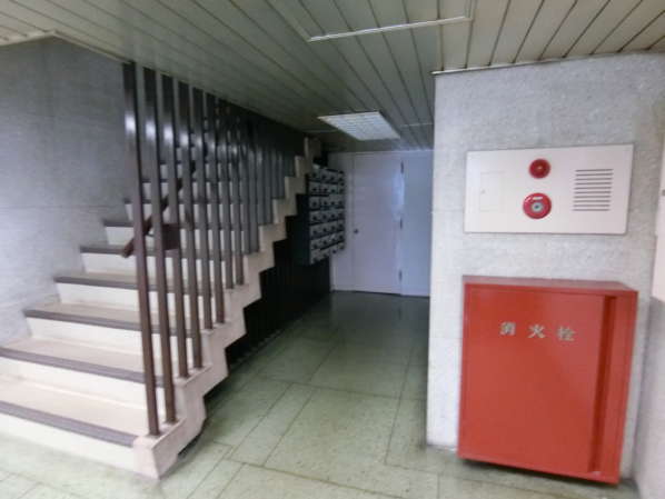 代々木ホームガーデン外観・共用部2｜エントランスホールの右手いは集合ポストなどもあります。