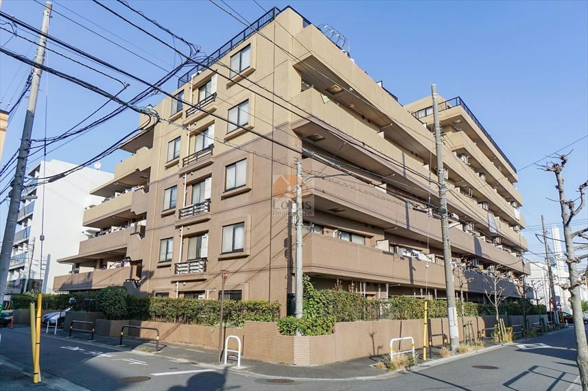 日神パレステージ北綾瀬外観8｜日神パレステージ北綾瀬は平成12年築、7階建てのマンションです。