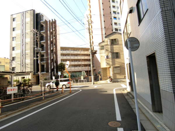 ランドール根岸アプローチ3｜街路に入ります。すぐ２車線の通りに出ますから左折です。
