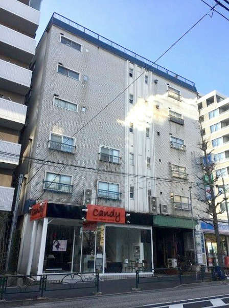 エステート南台4061｜外観です。エントランス前にはバス停があります。