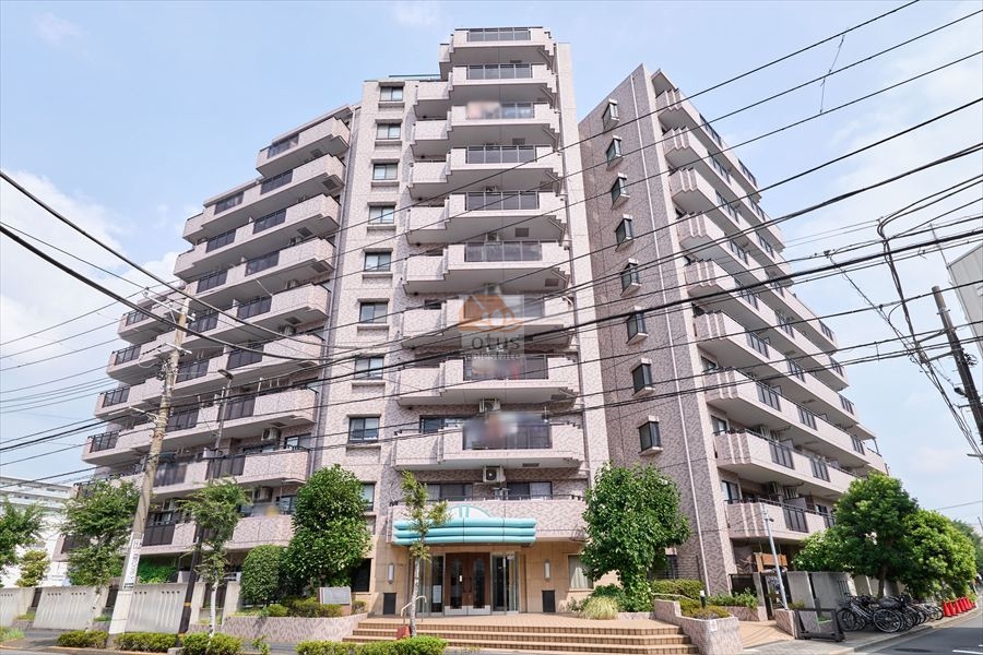 SRC造11階建の量感がありながら、三方道路に囲まれた配置により、視界の抜けが確保されています。タイル貼りの外観は落ち着いた色調で、経年による印象の変化が穏やかです。電線越しに見上げると建物の輪郭が整理されて見え、都市型でありつつ周囲との距離感が過度に詰まらない構成といえます。