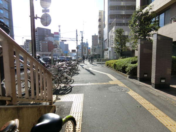 ランドール根岸アプローチ2｜昭和通りを南（都心方面）に向かって歩きます。すぐ右折です。