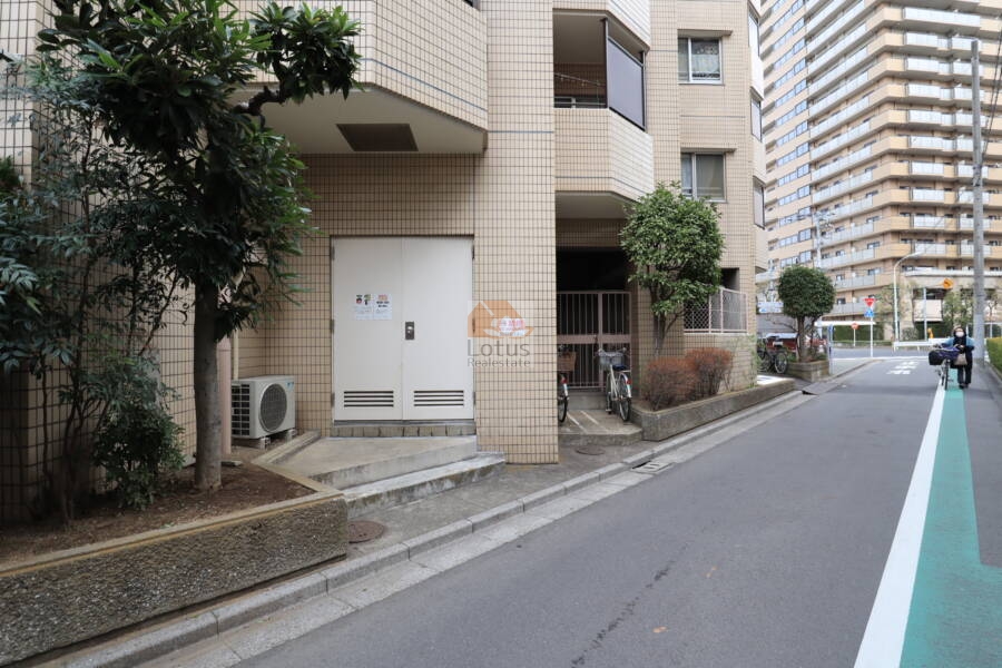 東急ドエルアルス三ノ輪共用部 (1)｜敷地は鋭角の角地になっています。台形状です