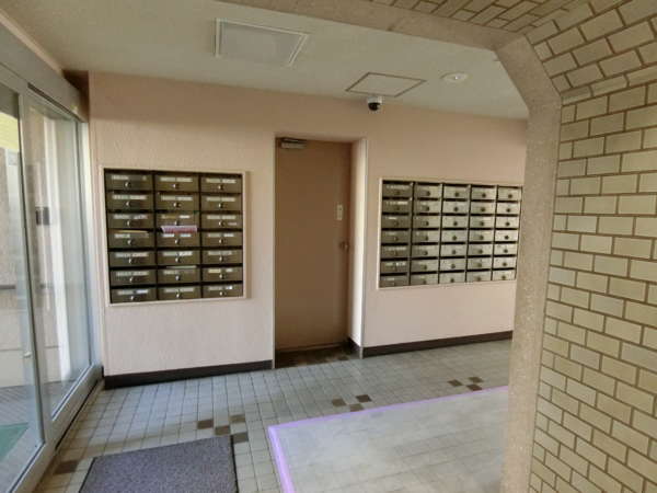 千代田マンション外観共用部｜エントランス内部、エレベータ側から見たエントランスの様子です。
