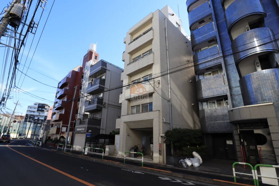 朝日小日向マンション外観2｜周囲には同規模の集合住宅が並び、都市型の暮らしやすさが感じられます。