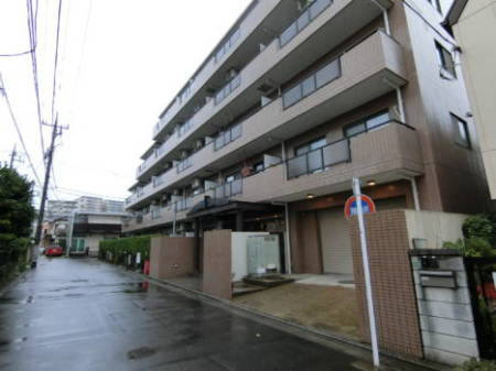 金町シティハイツの外観です。現地は完全な住宅地で、静けさを好む方にはいいロケーションと感じました。なお取材した日は雨でした。申し訳ありません