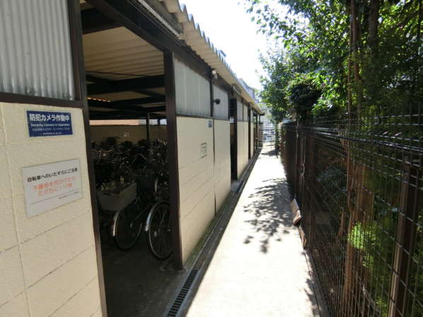 東建池袋要町マンション外観共用部5｜東建池袋要町マンションの駐輪場は敷地内に整備されています。道路からすぐのところにあります。