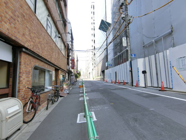 写真ですと少しわかりづらいですが、麹町駅から見ると、ライオンズマンション麹町桔梗は坂を軽く登る道になっています。高台の一角にあることがわかります。