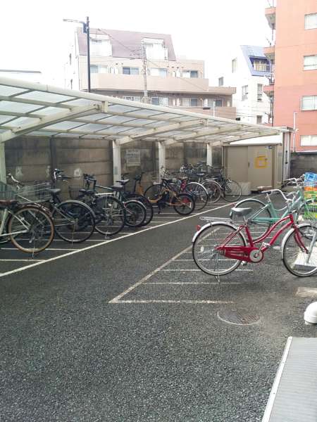 江古田スカイマンション外観 (3)｜裏手に駐輪スペースがあります。