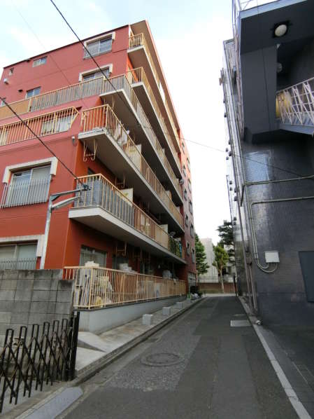 早稲田ガーデンハイツ外観共用部5｜「諏訪通り」自体が夜はさほど交通量も多くない通りですが、中に入ると、１種住居の地域性らしく静かな住宅地になっていました。