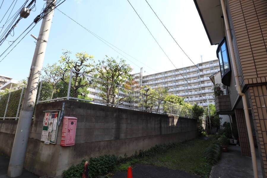 曳舟西ビューハイツ外観3｜曳舟西ビューハイツの北側には、落ち着いた雰囲気の戸建て住宅が広がっています。また北側には「曳舟さくら公園」があります。