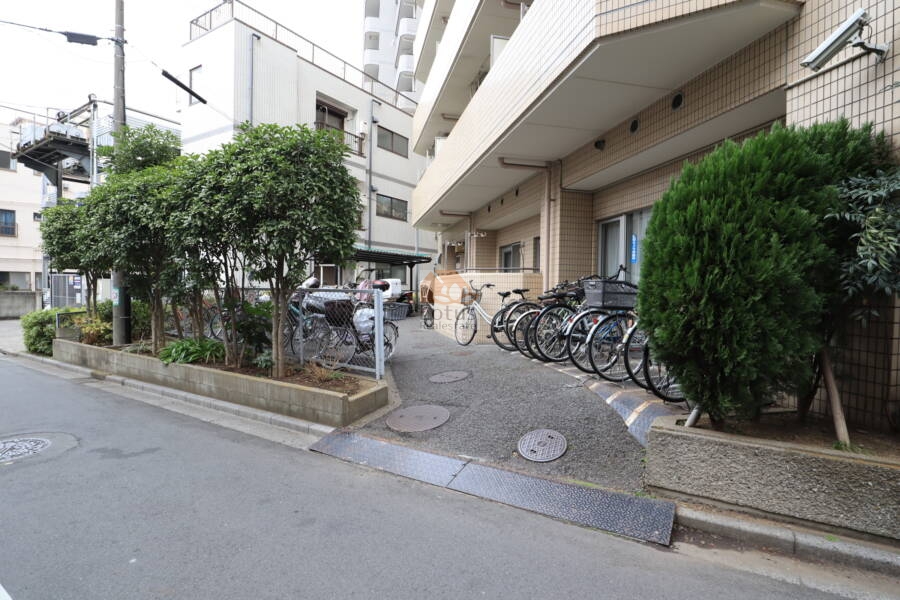 東急ドエルアルス三ノ輪共用部 (2)｜建物の裏手は大通りに面しておらず静かな感じです。