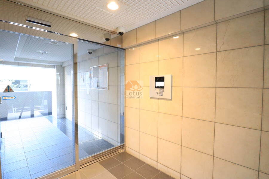 アークステージ蓮根共用部2｜不在時に便利な宅配ボックスも備えてあります。管理のしっかりしたマンションです。