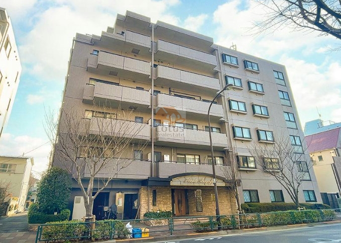 緑の植栽に囲まれた前面道路に面して、6階建の整然としたイルサント阿佐ヶ谷は、石貼りのエントランス部分と調和しながら街並みに落ち着きを与えていました。イルサント阿佐ヶ谷は、平成12年築、6階建てのマンションです。