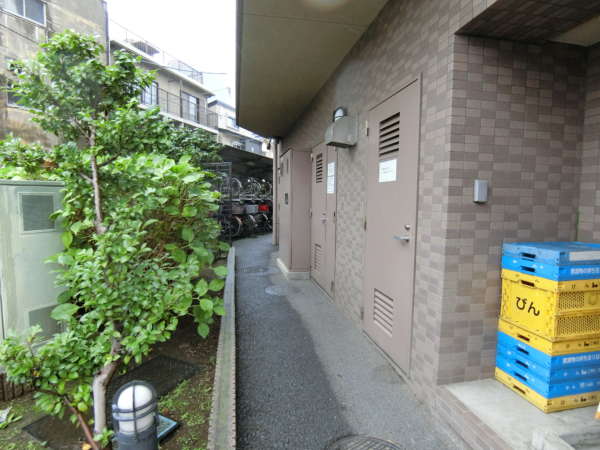 ダイアパレス東陽町２外観共用部3｜エントランス左側の敷地の様子です。