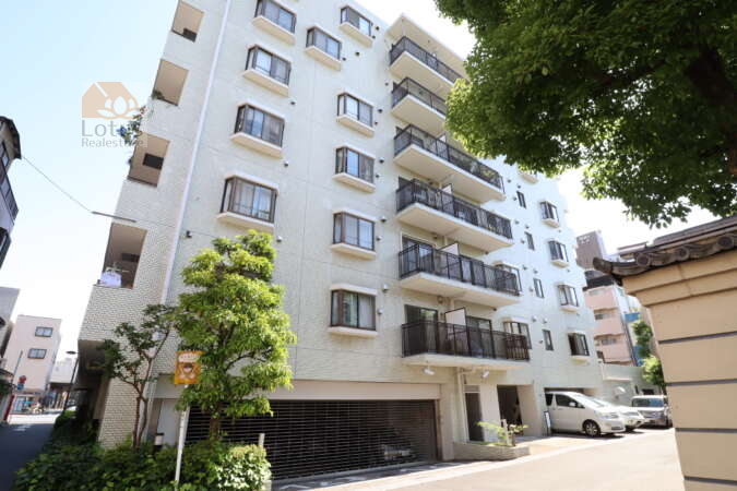 亀戸天神前スカイマンション外観5｜裏手は道路を挟んで亀戸天神に接しています。
