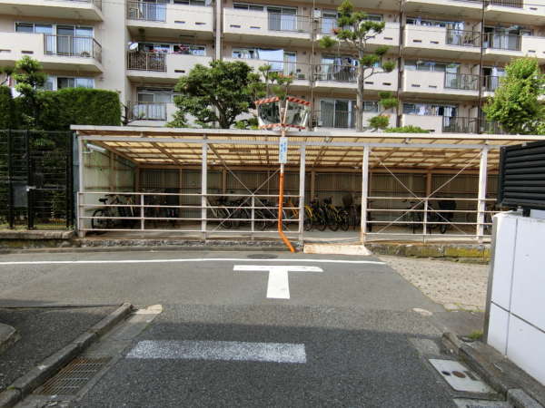 コープ戸山台外観共用部15｜駐輪場の様子です。
