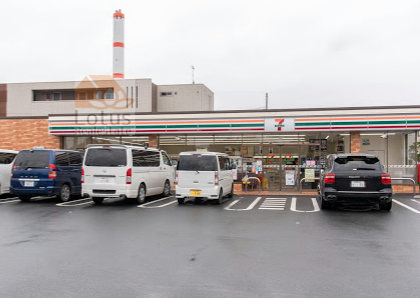 セブン-イレブン 草加谷塚上町店｜「セブン-イレブン 草加谷塚上町店」まで徒歩３分です。広い駐車場があります。