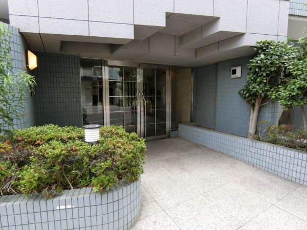 オーベル練馬外観共用部5｜エントランスは通りに面していて見通しは良好です。