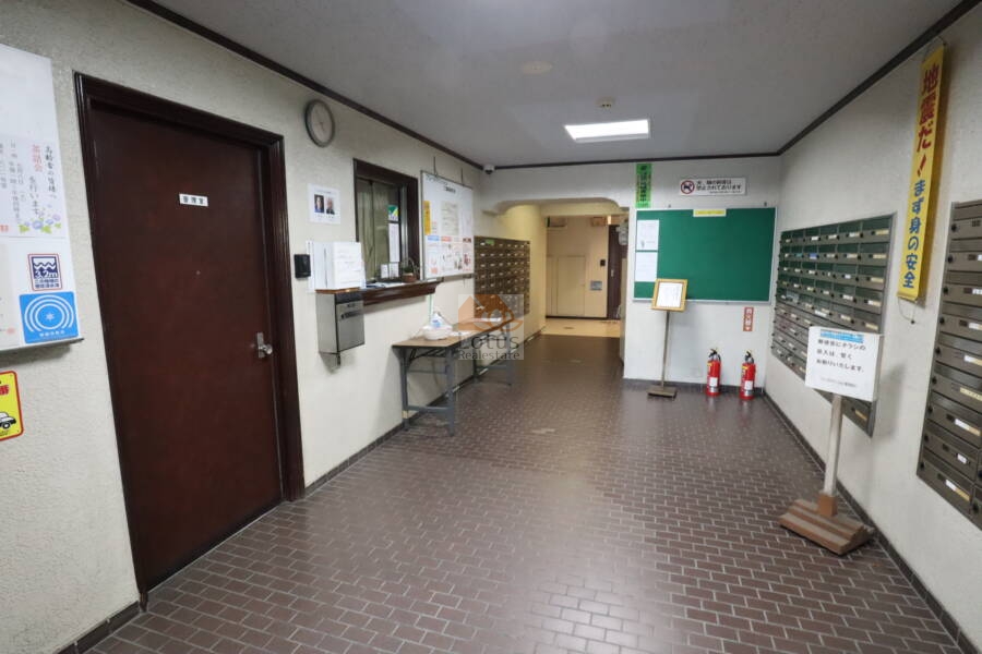 ワコー王子マンション共用部1｜エントランスホールには管理人室があります。決して広くてゴージャスというわけではありませんが、住人の方々のコミュニケーションが活発で、丁寧に維持されている様子がわかります。