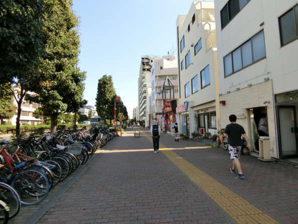 東建池袋要町マンションアプローチ3｜千川駅を出ますと、池袋方面（東方面）に進みます。きれいなインターロッキング舗装された街路がアプローチです。