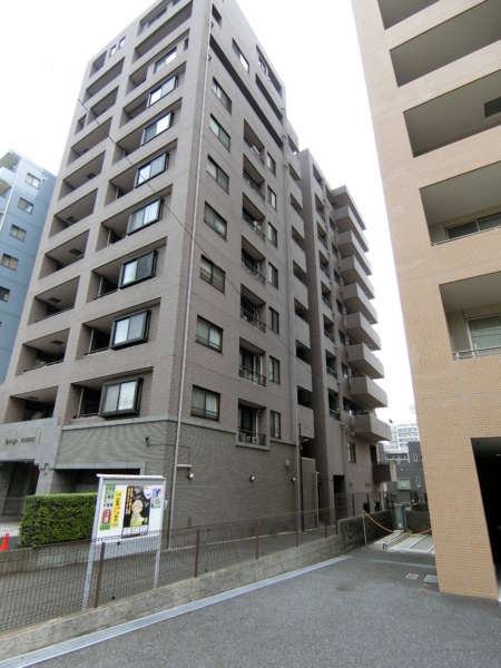 ぺイサージュ音羽壱番館外観共用部1｜ペイサージュ音羽壱番館は２００２年５月築、１１階建てのマンションです。駅徒歩１分ですから実質目の前です。
