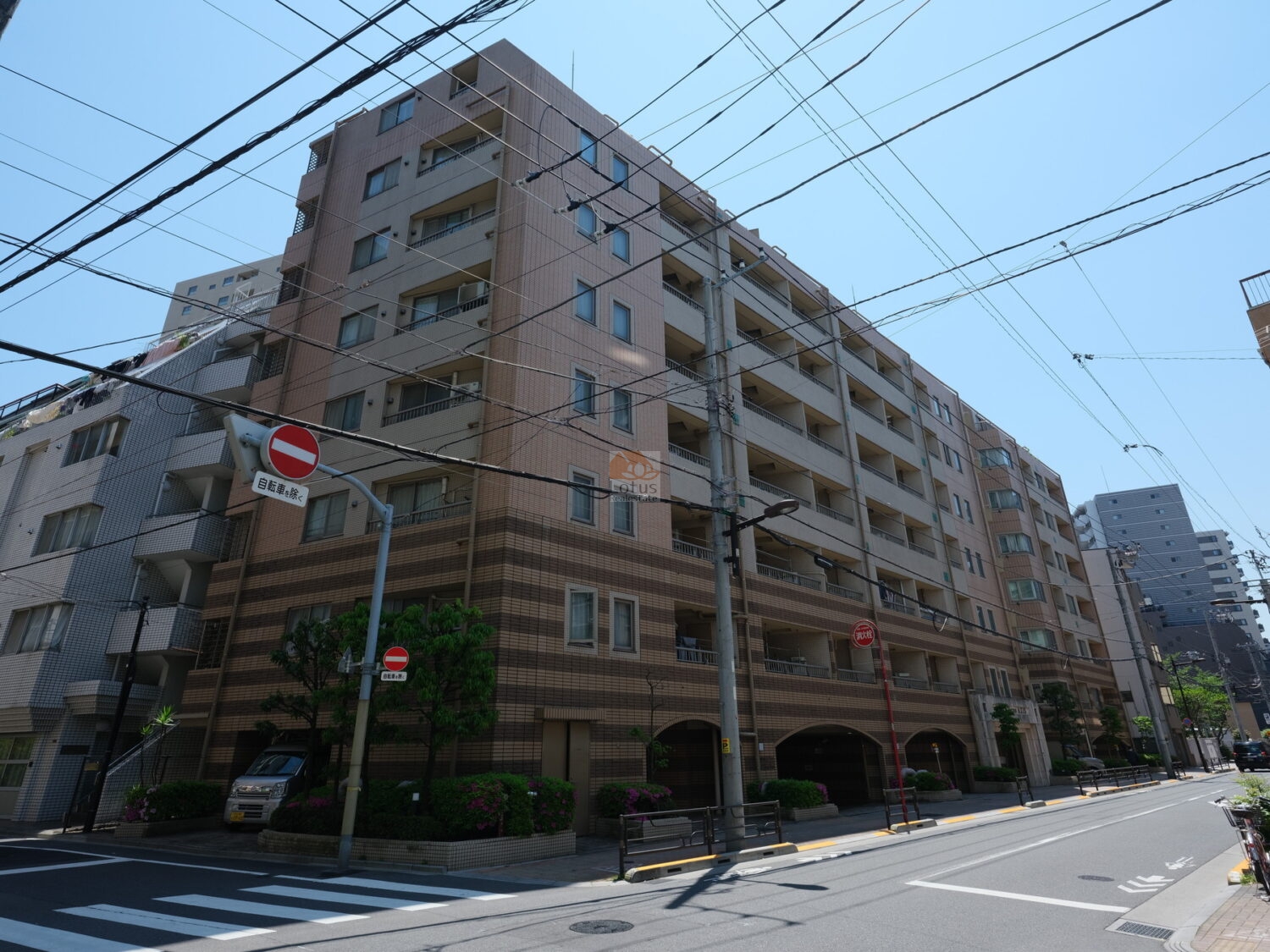 ジェイパーク上野アクシスの外観。茶系タイル貼りの12階建マンションで、重厚感あるデザインが街並みに映える。大規模感があり、存在感のある佇まい。ジェイパーク上野アクシスは、平成12年築、12階建てのマンションです。