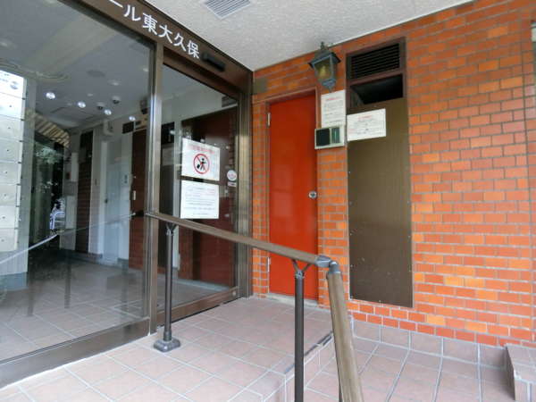 セザール東大久保外観共用部7｜エントランスです。オートロックタイプに改良されています。