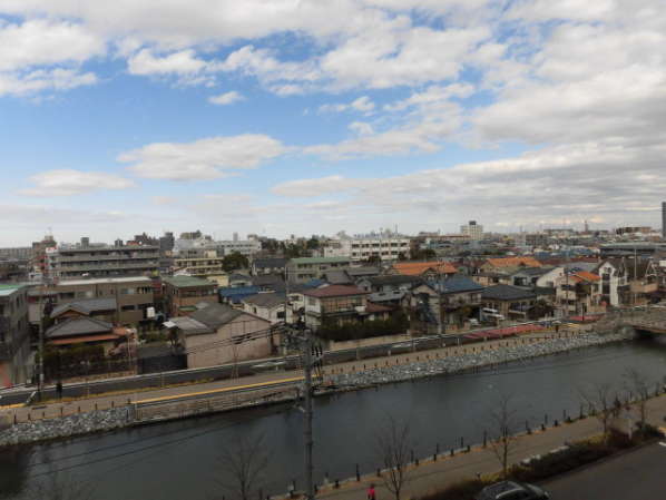 桑川町住宅7｜１号との裏手には新川が流れています。