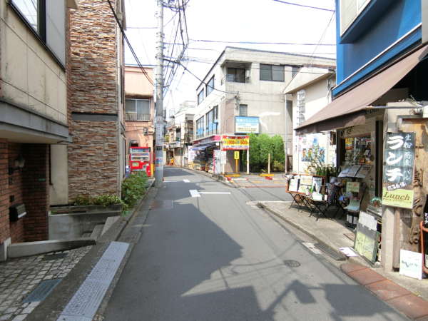 上高田四丁目団地アプローチ（東中野）3｜飲食店、雑貨屋さん、クリーイニング店、ドラッグストア、コンビニなど、ひと揃えあるようです。