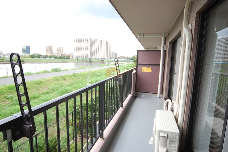 グラスコート京成高砂14｜建物の西側には中川が流れ、静かで落ち着いた住環境を提供しています。