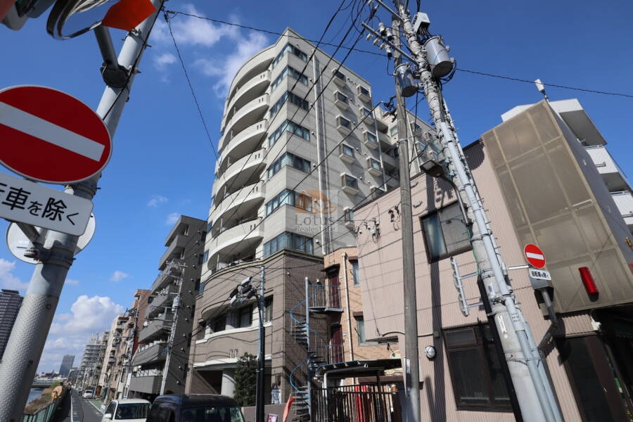 藤和シティコープ錦糸町外観1｜藤和シティコープ錦糸町は横十県川が目の前にあるマンションです。平成4年築の10階建てです。大型商業施設「オリナス」が徒歩5分圏内にあり便利な立地です。