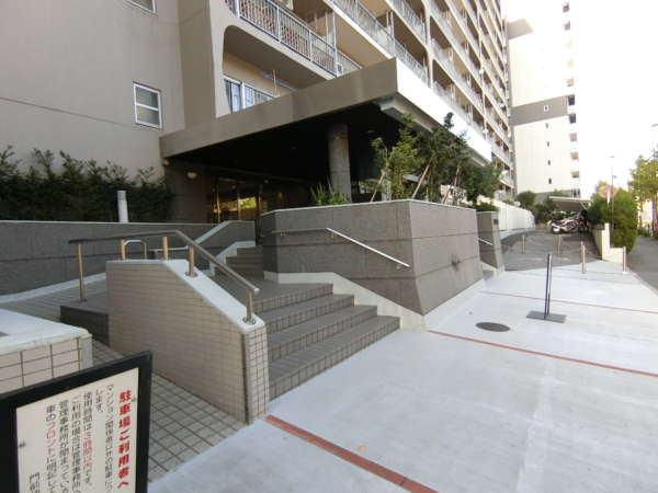 門前仲町スカイハイツエントランス｜エントランスの様子です。表通りに面しています。スロープ付きで整備されています。