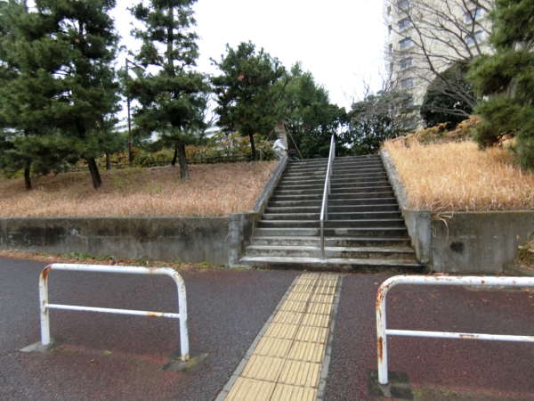清新南ハイツアプローチ12｜また南に進んで、土手を上ります。清新町のあるあたりは戦後まで葛西海岸堤防の外の浅瀬でしたが、昭和47年からの葛西沖開発事業で埋め立てが完了したのは昭和57年です。