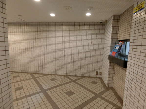 藤和高円寺コープ外観共用部2｜管理人さんの受付を右に曲がるとすぐエレベータです。