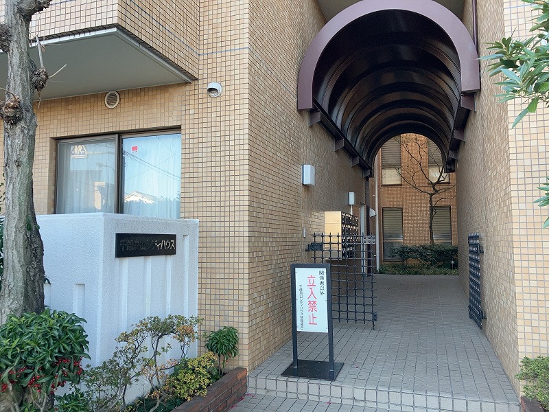 千歳烏山シティハウスエントランス１｜エントランスは、アーチ型の屋根が特徴的です。