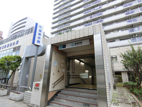 南砂住宅アプローチ1｜南砂住宅の最寄り駅は東西線「東陽町」駅です。４番出口で、近くにはみずほ銀行東陽町支店もあります。