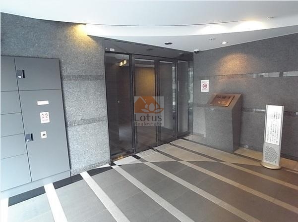 ルーブル方南町エントランス１｜エントランスにはオートロックと宅配ボックスが設置され、セキュリティと利便性の両方に配慮されています。石張り風のアプローチが、日々の出入りを少し誇らしく感じさせてくれます。