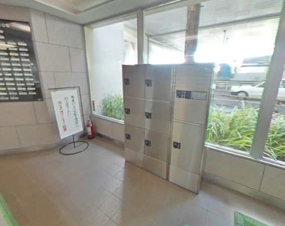 ライオンズマンション松原共用部１｜宅配ボックスもあります。
