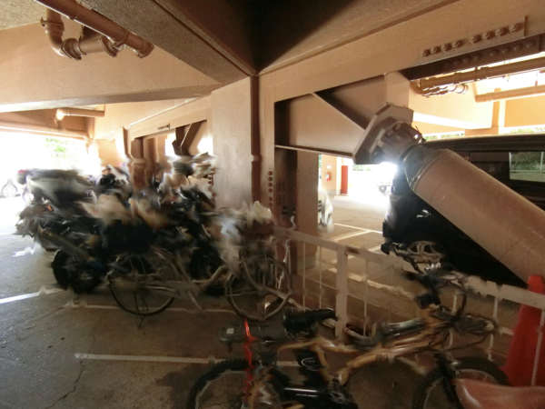 築地永谷コーポラス外観共用部3｜駐車場の先は自転車置き場となっています。築地永谷コーポラスでは簡易的に耐震の補強をしています。