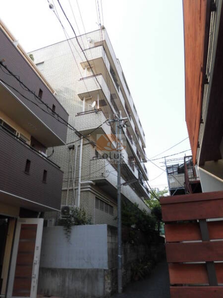 ヒマラヤンハイツ外観共用部5｜東側は細い通路になっていて通り抜けることができます。