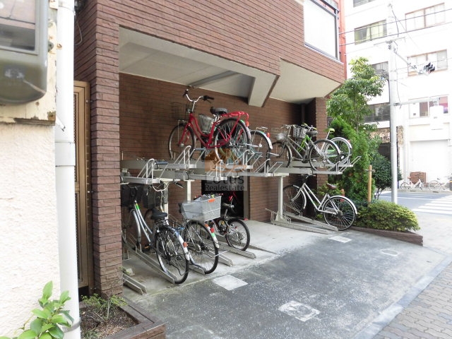 中銀東京日本橋マンシオン駐輪場２｜駐輪場は2段ラック式で、多台数の自転車を効率よく収納可能。敷地内に確保され、雨にも濡れにくい設計です。