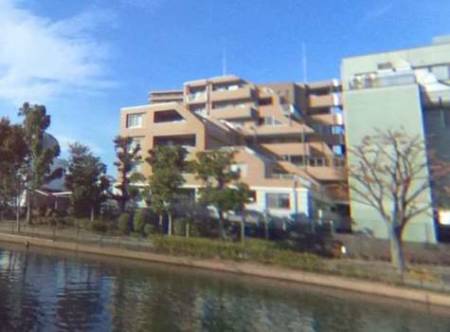 アクアパーク千石は横十間川親水公園に面した８階建てのマンションです。平成１５年築です。